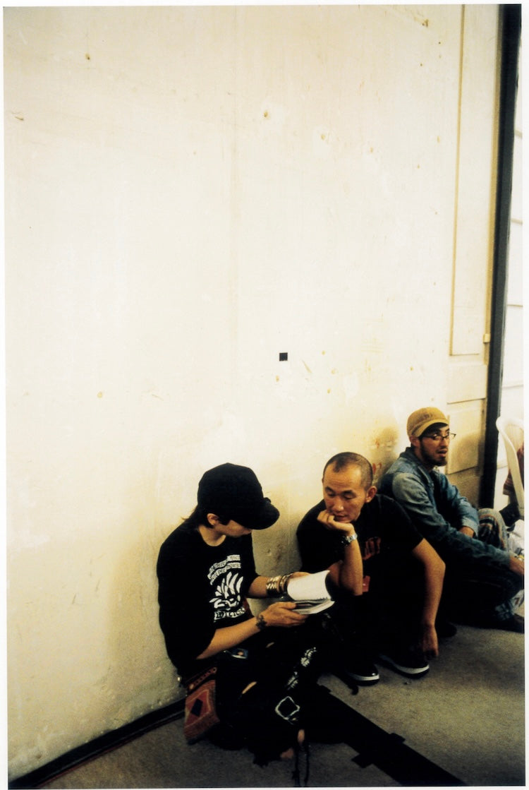 初めて〈アンダーカバー〉がパリコレに出たときの舞台裏。写真家の富永よしえさんによる貴重な一枚。