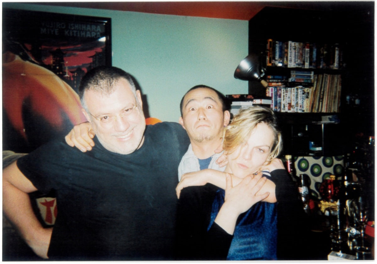 ファッションデザイナーのジャン・コロナ（左）とミューズだったバレリー（右）と。撮影された場所は恵比寿の会員制バーの「カスバ」。