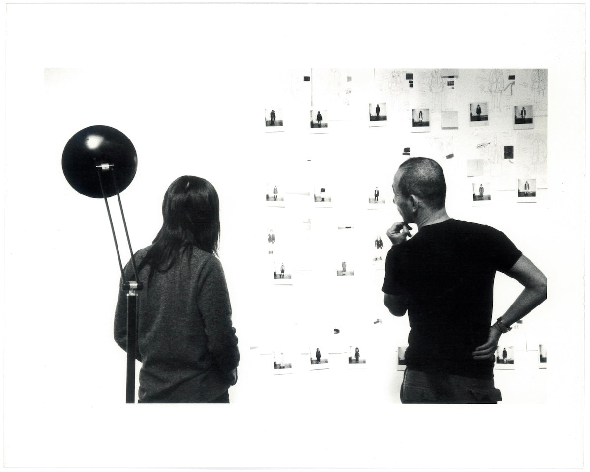 高橋盾さん（左）と打ち合わせをする様子。