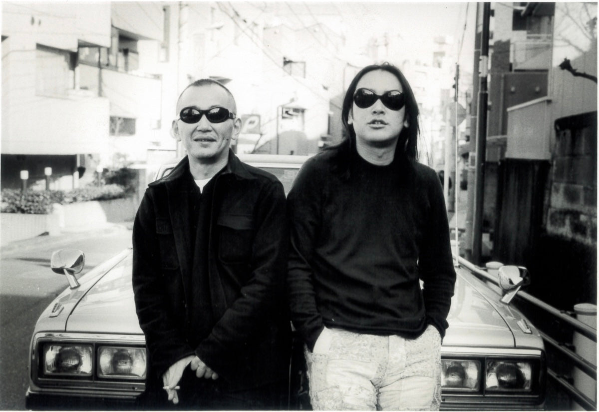 「ギンザ（GINZA）」でスタイリストの野口強さんの連載に出演した時のツーショット。後ろのクルマは当時乗っていた〈ニッサン〉のプレジデント。