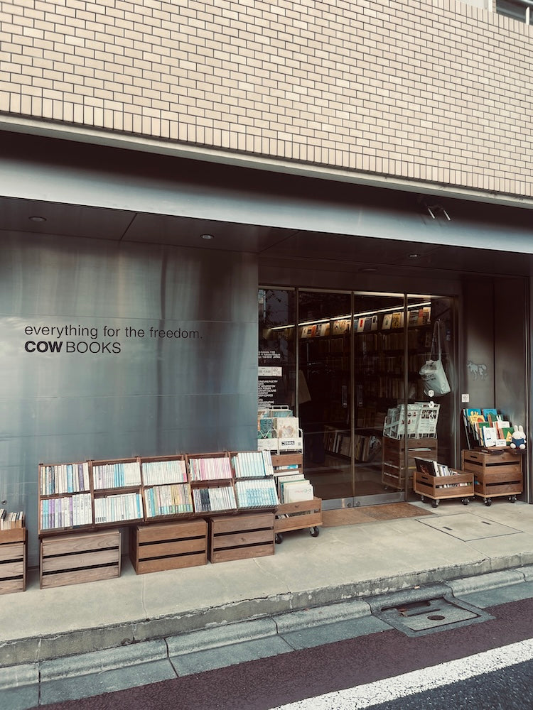 小林さんが1999年にオープンした「WIN A COW FREE」の跡地に、2002年に“自由”をテーマに松浦弥太郎さんと共にオープンした「COW BOOKS」。単に本を売るだけではなくて、古本をセレクトた上でひとが集まるサードプレイス的な本屋として、20年以上中目黒の名店のひとつとして多くの人々が足を運び続けています。