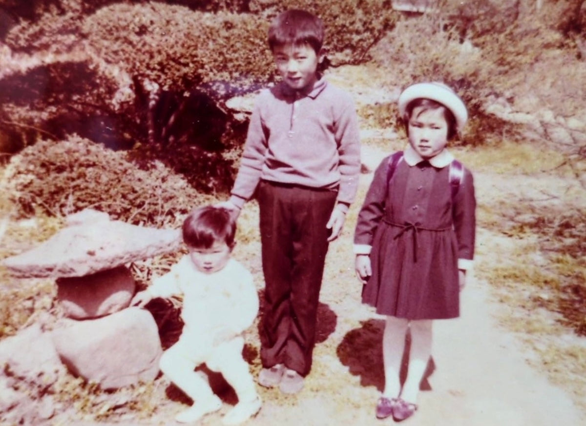 This photo of the three of them, including Wakatsuki and her older brother, was taken when her older sister started elementary school. Wakatsuki was about two years old.