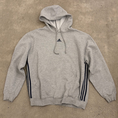 adidasのフーディ