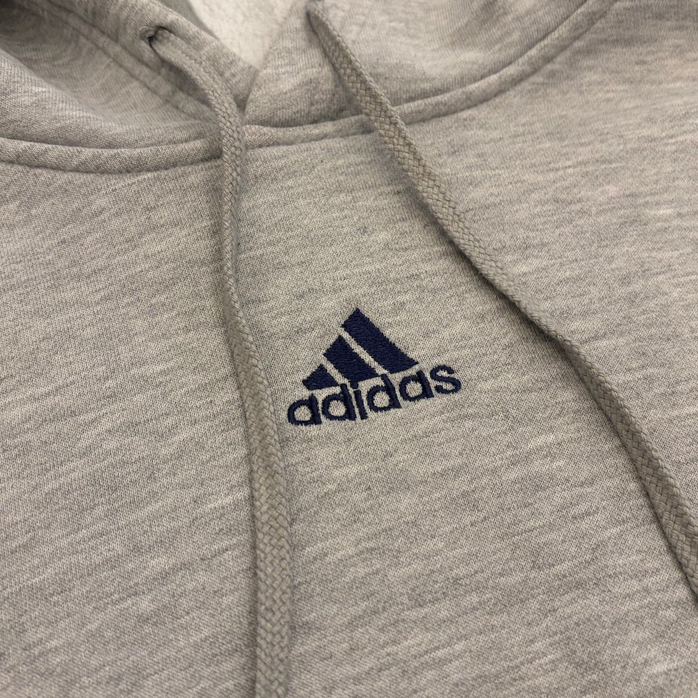 adidasのフーディ