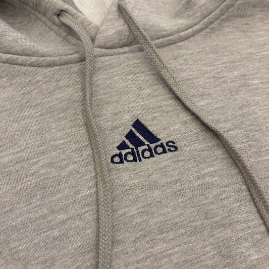 adidasのフーディ