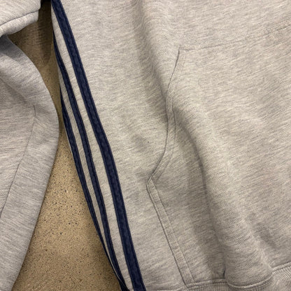 adidasのフーディ