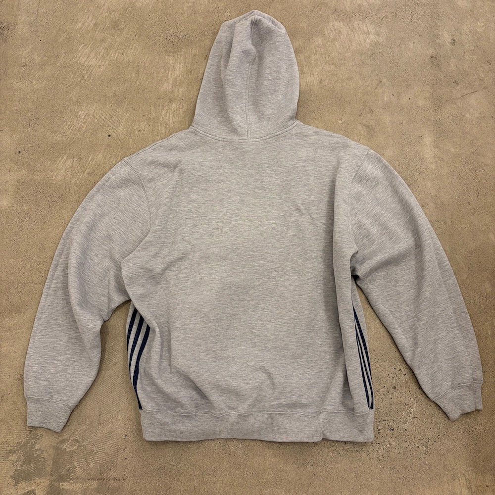 adidasのフーディ