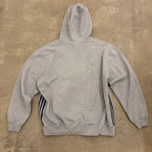 adidasのフーディ