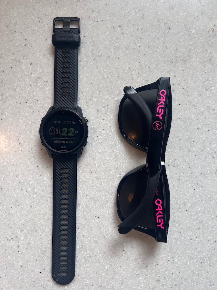 時計は〈ガーミン〉、サングラスは〈オークリー〉のアイテムをセレクト。