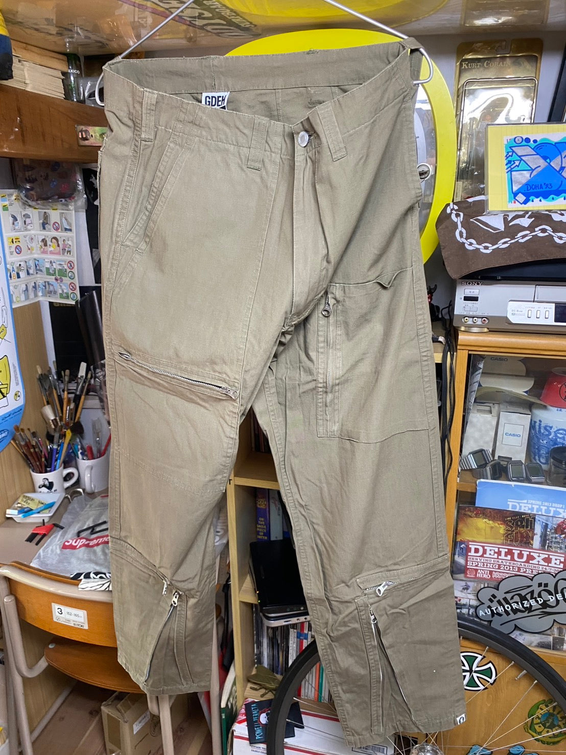 「ビームス」入社後に〈グッドイナフ〉で唯一手に入れたのが、フライトパンツ3。DJプレミアやトニー・タッチやDJエヴィル・ディーなどのミックステープは、聴いた瞬間に記憶が蘇るもの。西海岸より東海岸のHIP HOPが好みだったのは窺えます。