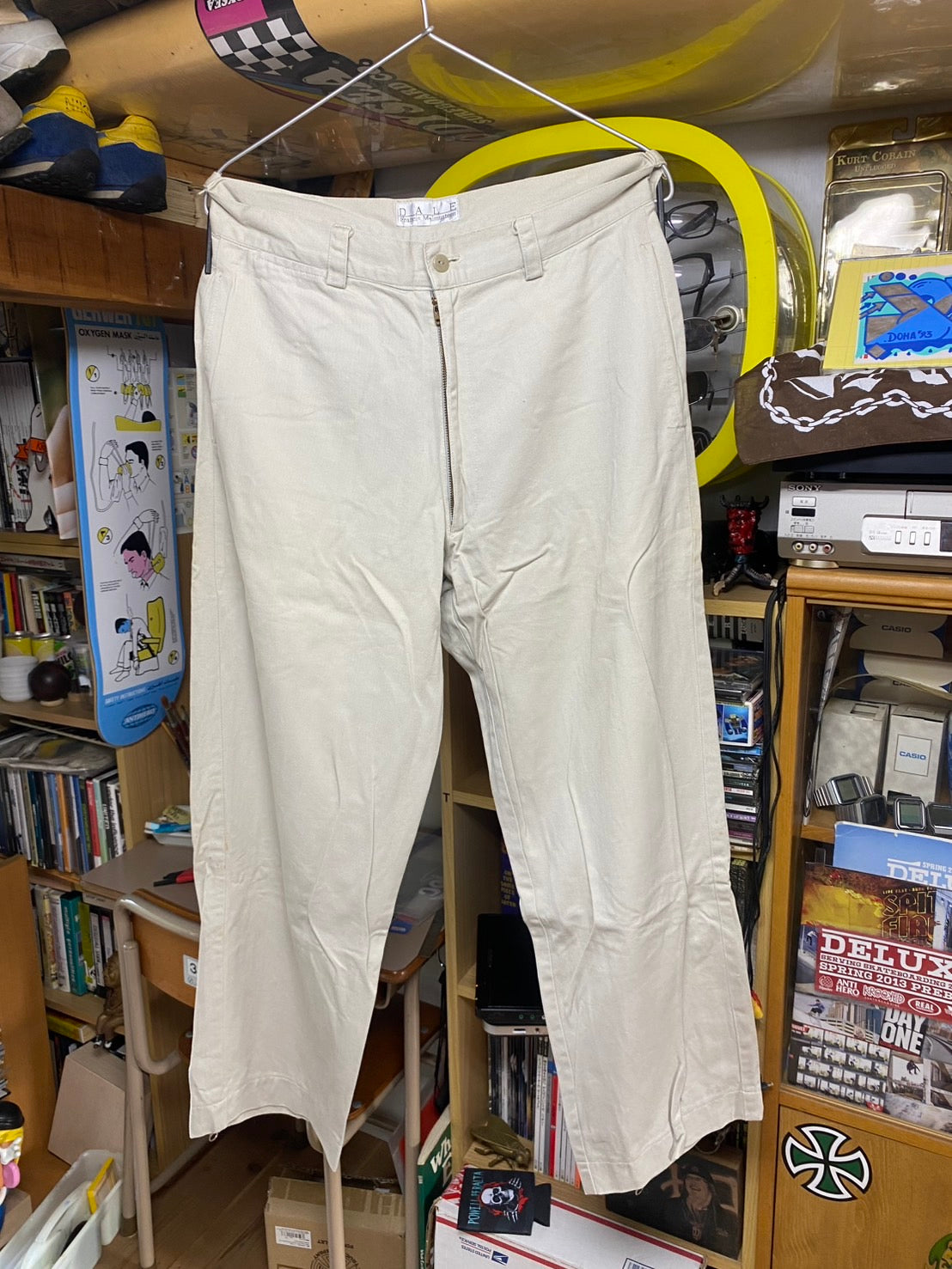 「イーエム」で購入した〈プランビー〉のジャケットや、詳細不明なボンテージパンツ風のパンツなど。こういった雑多なセレクトのセンスが、加藤さんへ少なからず影響を与えたハズ。