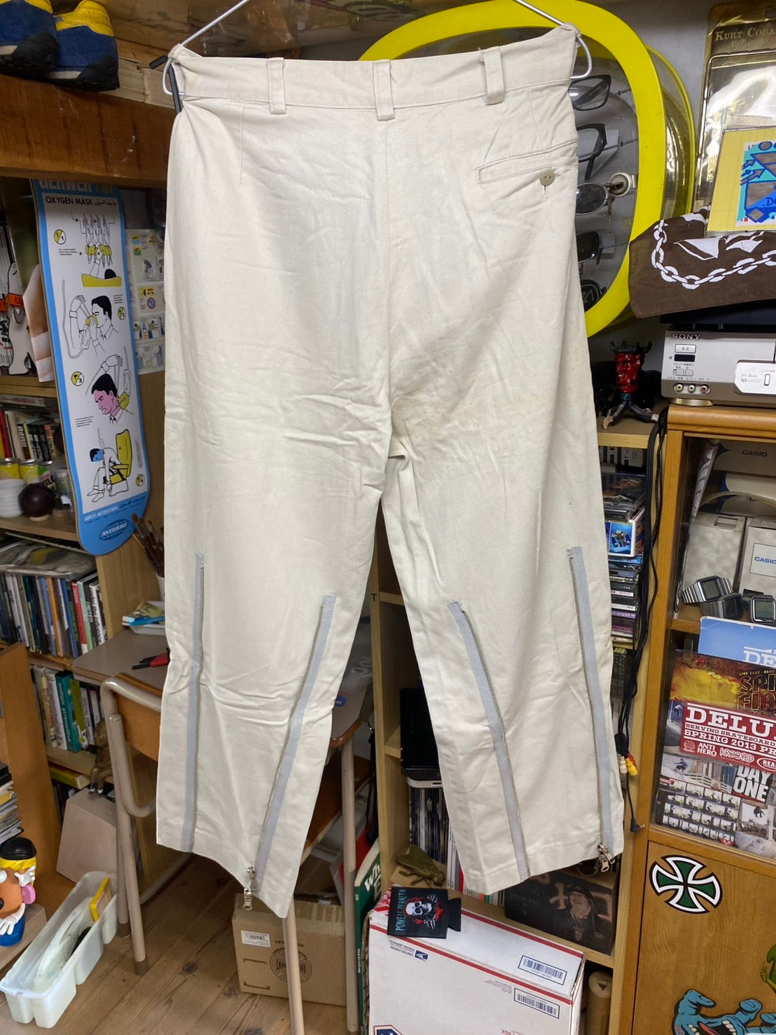 「イーエム」で購入した〈プランビー〉のジャケットや、詳細不明なボンテージパンツ風のパンツなど。こういった雑多なセレクトのセンスが、加藤さんへ少なからず影響を与えたハズ。