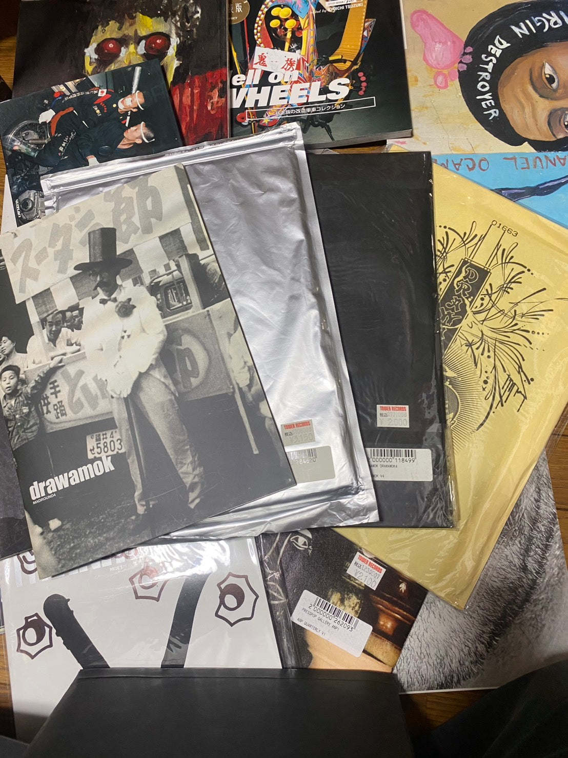 当時の渋谷の「タワーレコード」の7階にあった「タワーブックス」。希少な洋書や他では手に入らないインディペンデントな雑誌やZINEなどを取り扱ったり、写真やアートの展示やトークイベントを行ったり。『ドロアモック マガジン』はグラフィティシーンを中心に編集されたものです。