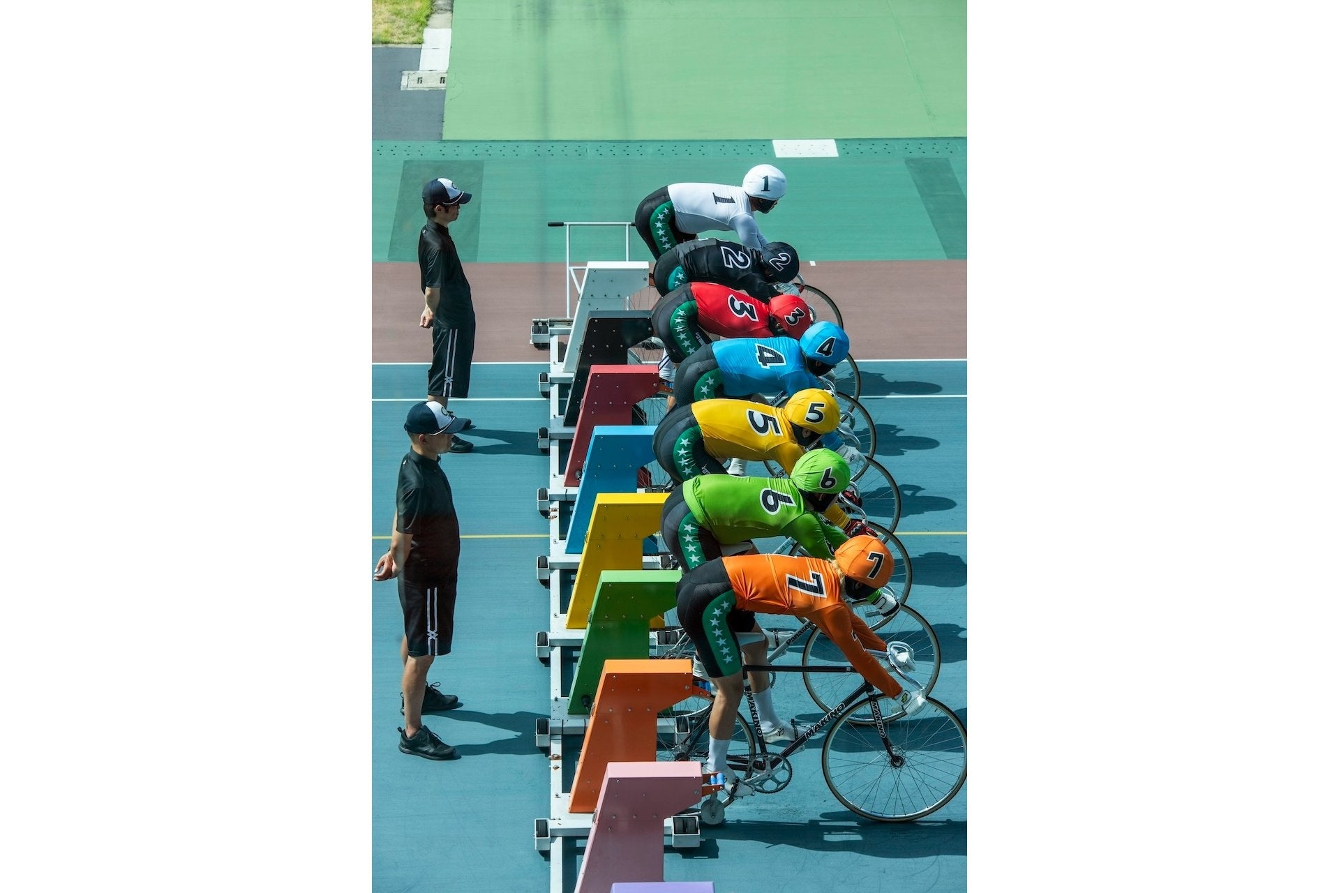 期待と緊張感が入り混じるスタートの瞬間。号砲とともに選手同士の激しい競り合いが繰り広げられる。