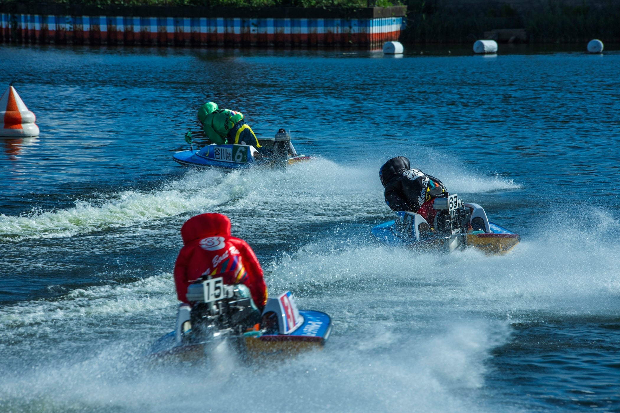 6艇のボートが激しいエンジン音を鳴らし、水飛沫をあげて水上を跳ぶように走る。その迫力は現場ならでは。