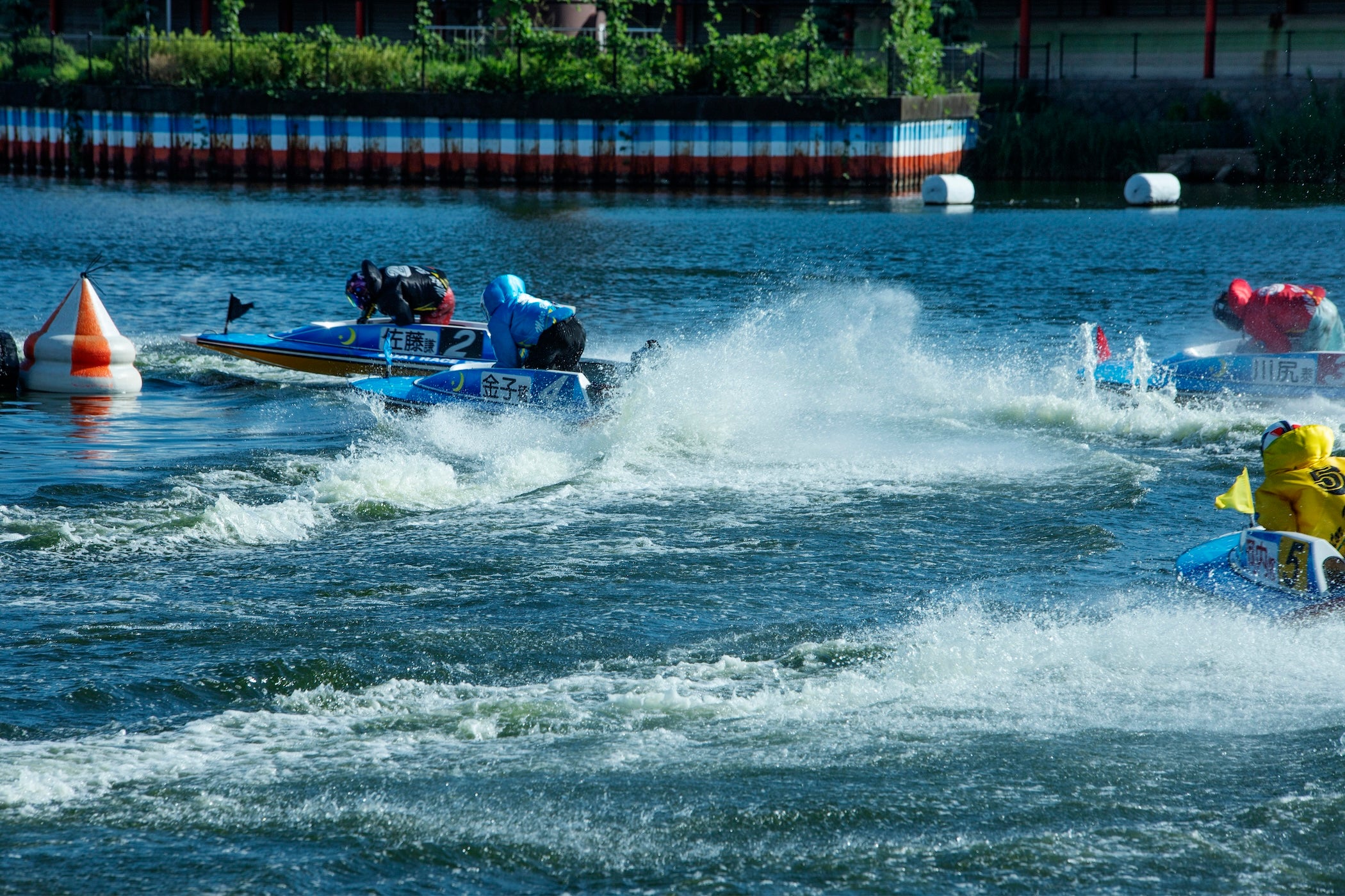 ボートレースの醍醐味ともいえる1周目の第一ターンマークの攻防。ここで大勢が決まることが多い。