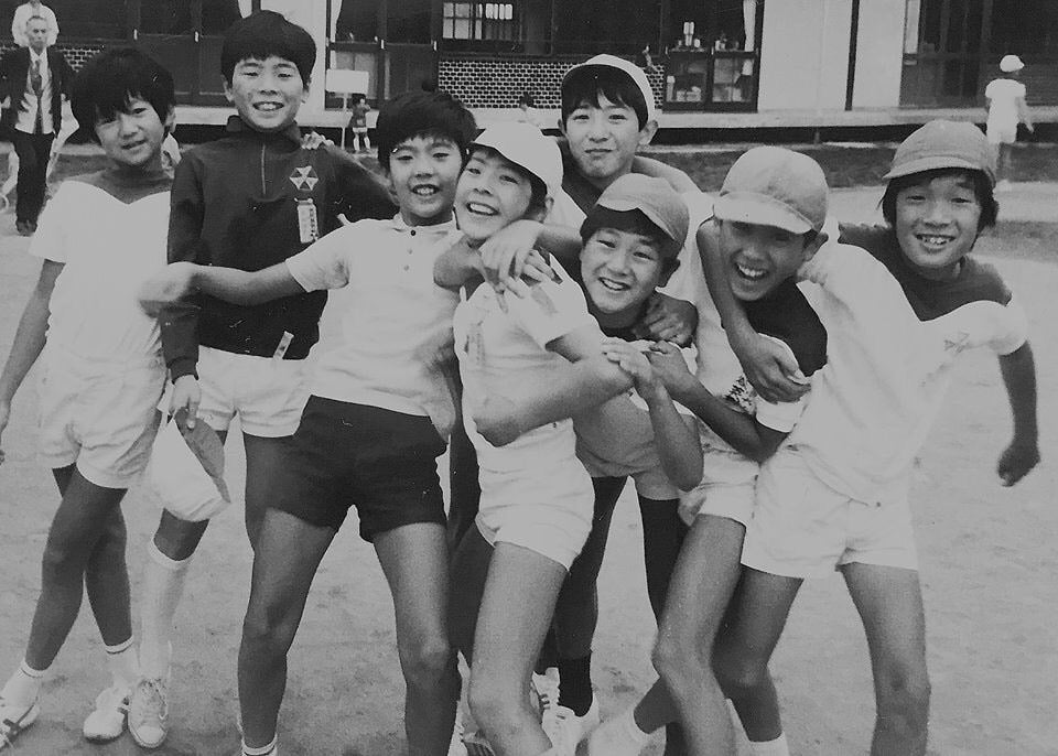 A scene from an elementary school sports day. The designs of the gym clothes and jerseys make you feel like you're in a different era.