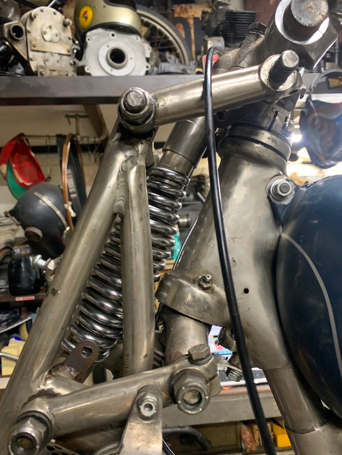 船水さんのインディアンはホイールを18インチに換装し、ネックを立たせたことでホイールベースが短くなり、これまで以上にスムーズなライディングに。