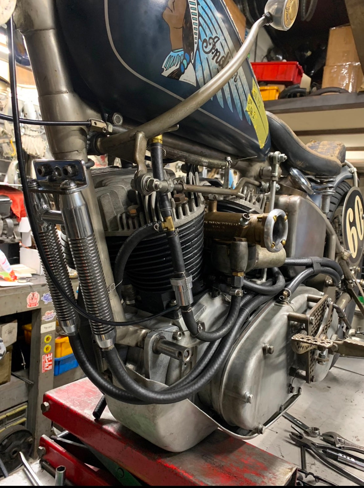 空冷エンジンにとって熱対策は必須。特にサイドバルブは熱を持ちやすいため、船水さんはオイルクーラーをセット。シフターにも独自の設計をプラスしています。