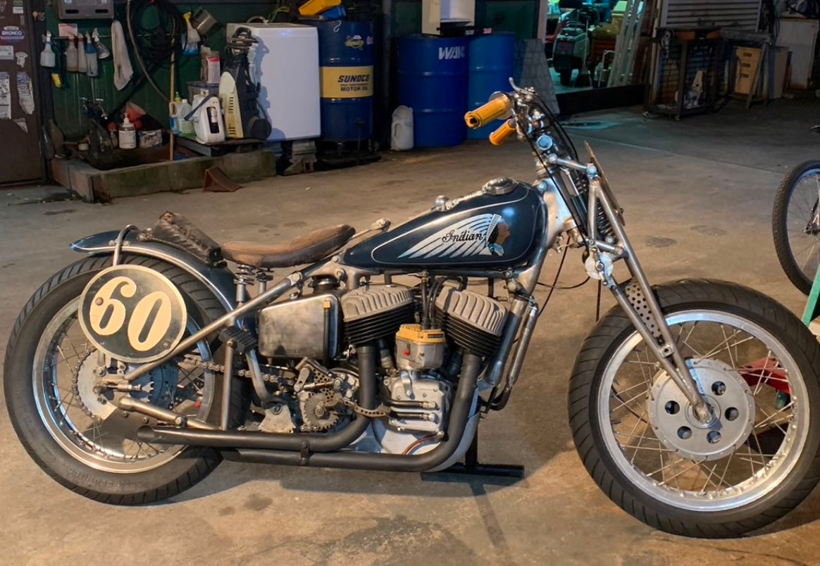 貴重な1948 INDIAN 648 BIG BASE SCOUT。手に入れてからほぼすべてに手が加えられていて、アイコニックなタンクとフェンダーのペイントは親交の深いLOVE EAR ARTによるもの。