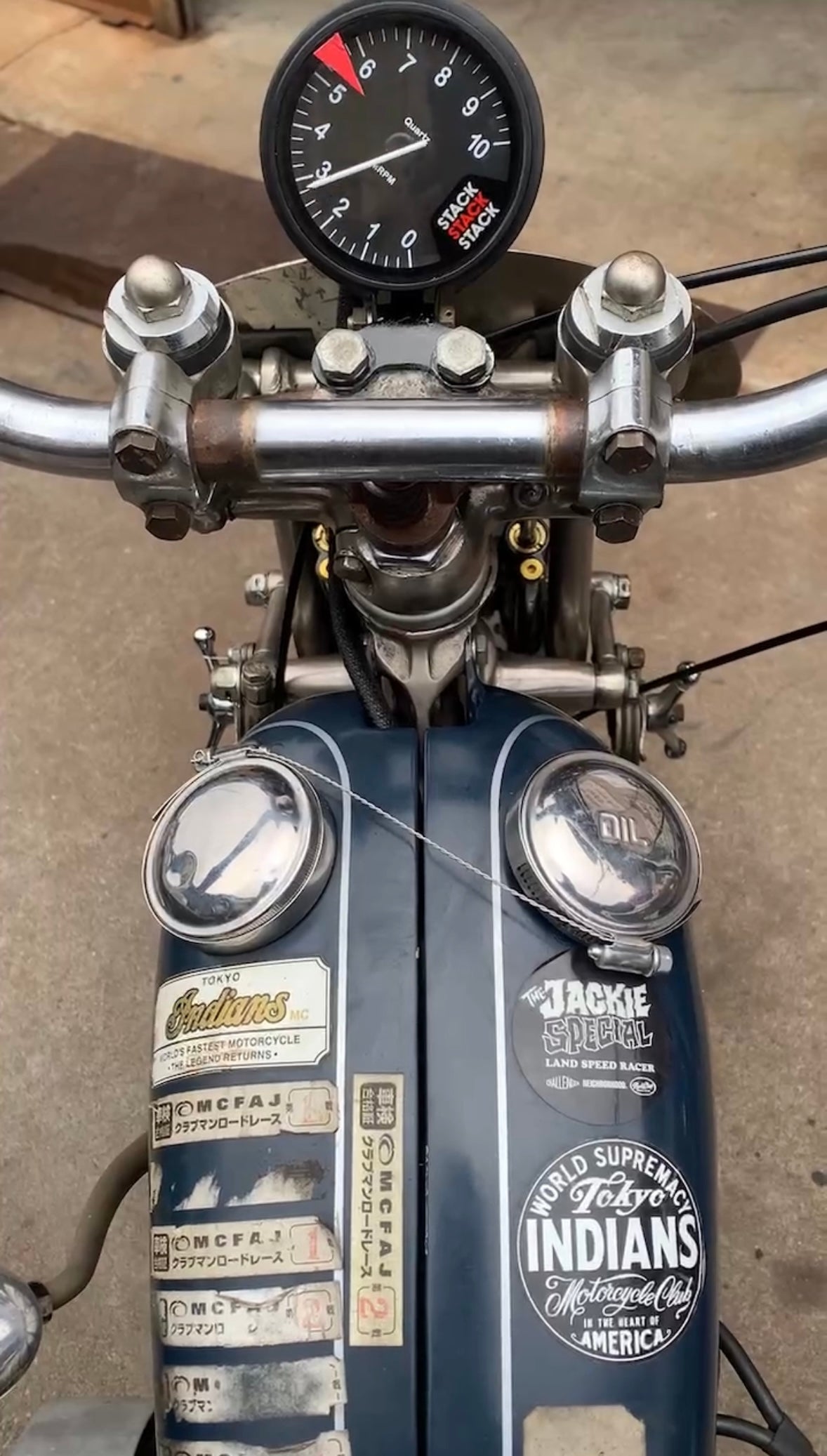 コースにパーツが落ちないようにするワイヤリングや、車検をクリアし毎回追加されるステッカーは、誇り高きレーサーの証。