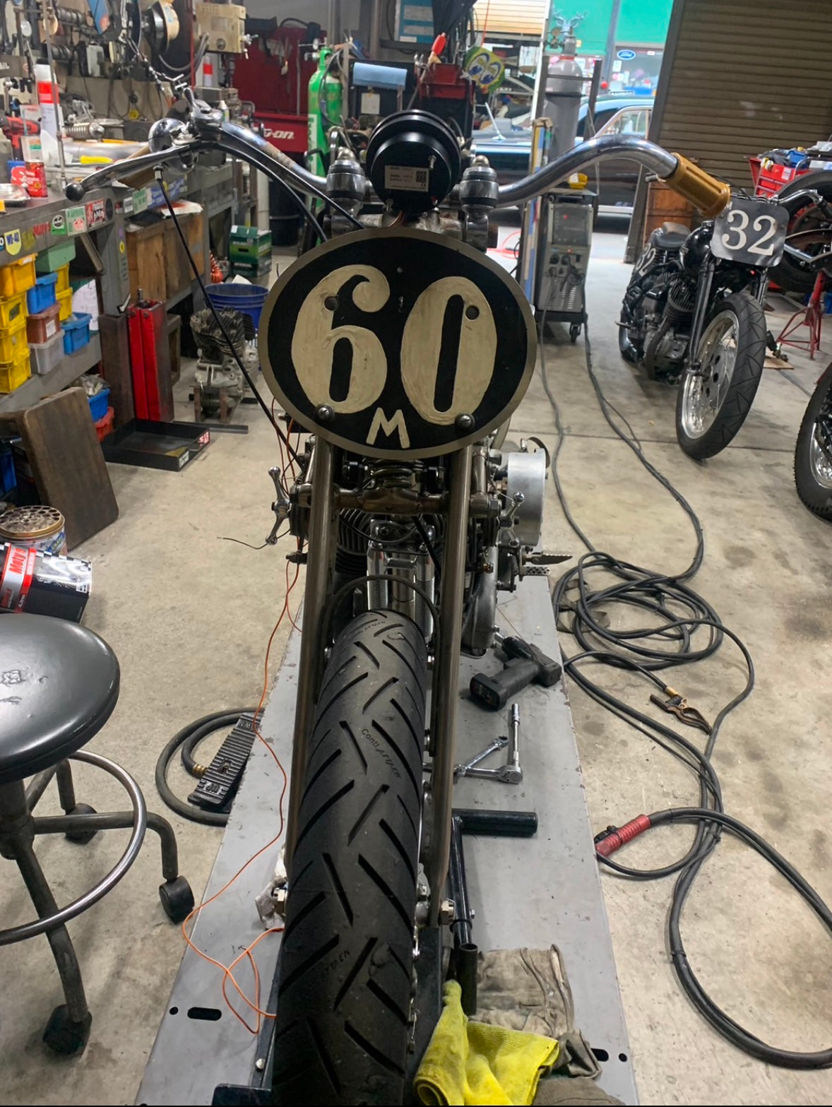 ヘッドライトやウインカーなど、いわゆる保安部品を取っ払ったレーサーの佇まいは美しさすら感じるもの。フォークとタイヤのクリアランスも見どころです。