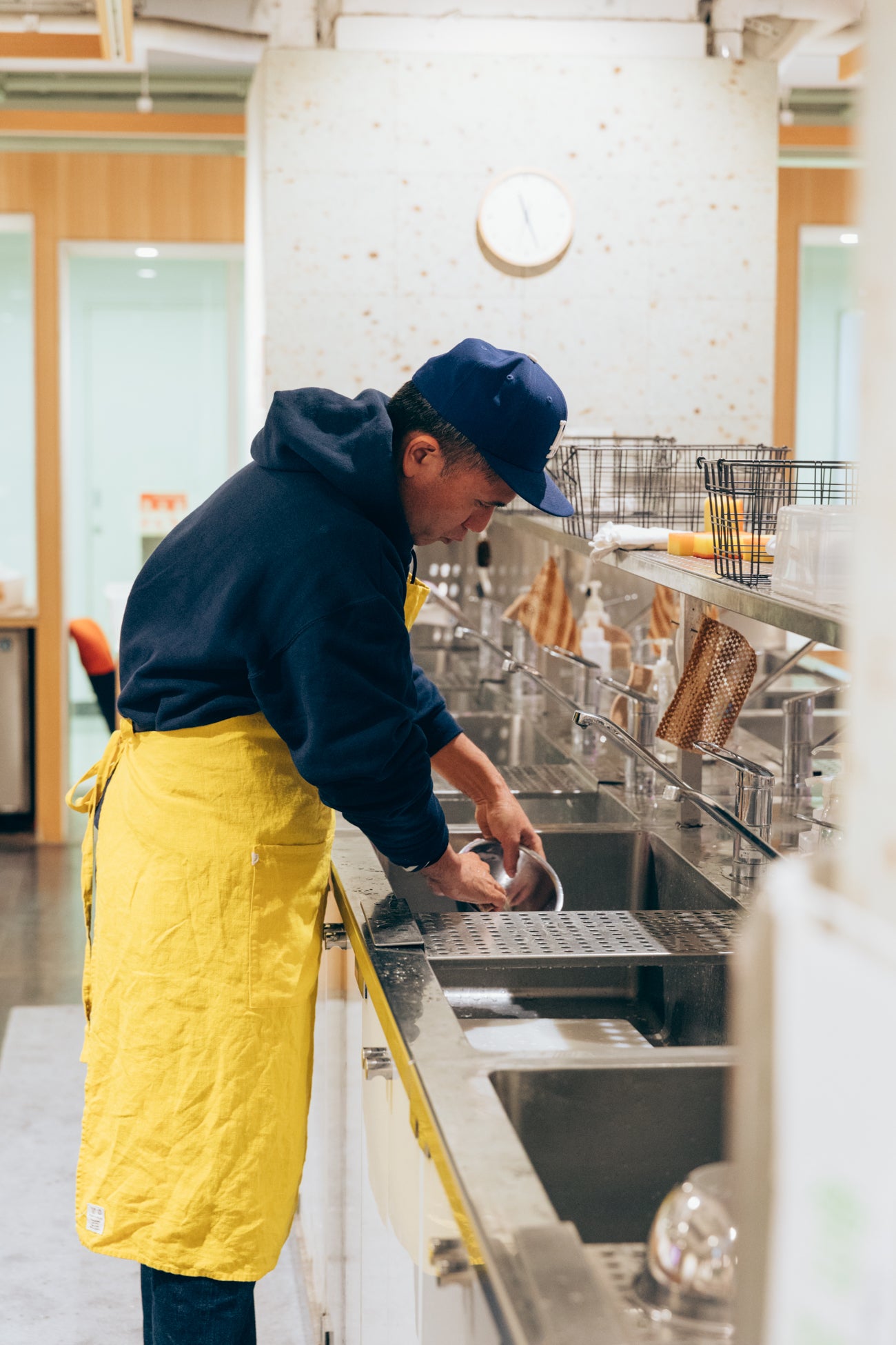 料理をつくるだけではなく、調理器具を洗ったり、料理に合うお皿を選んだり、料理に関わる全てのことを教えてくれる。取材時もハンバーグが焼けるまでのあいだ、梶さんはせっせと洗い物。