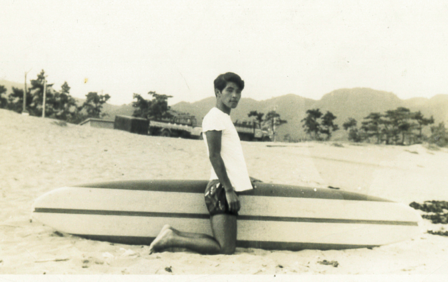 For three years, from the age of 19 to 21, he was so into surfing that he rented a beach hut with a friend at Tatadohama Beach in Izu every summer.