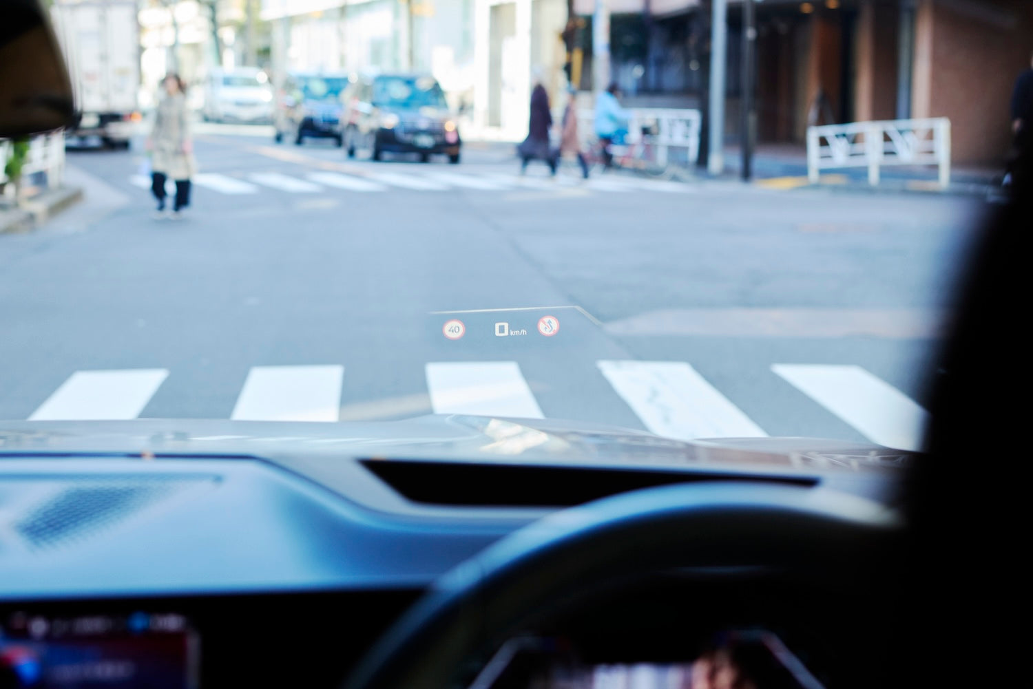Various driving information is projected onto the window, allowing drivers to obtain the information they need while still concentrating on driving.