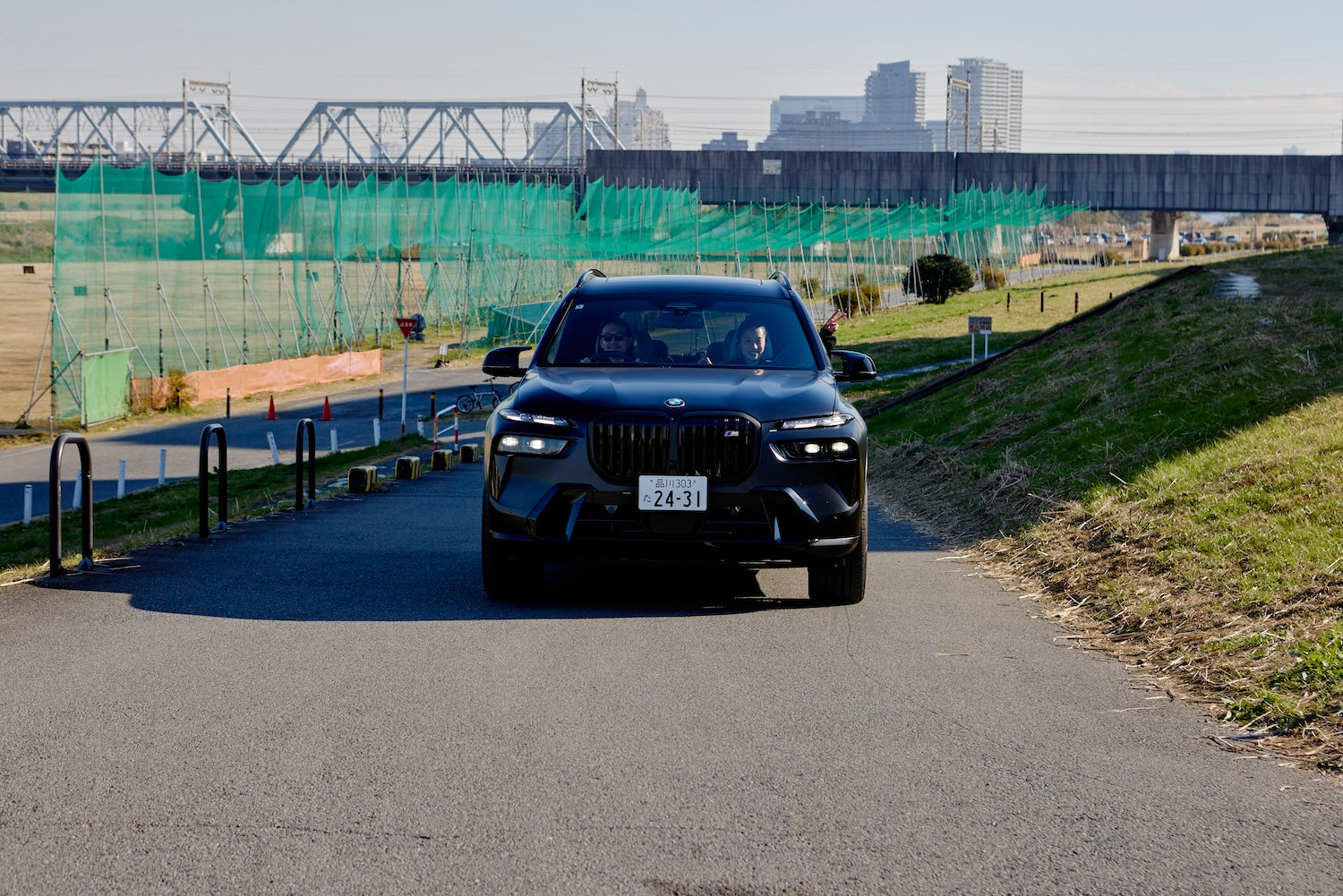 The double headlights, separated vertically, show that the M60i xDrive is a flagship model that leads the other models.