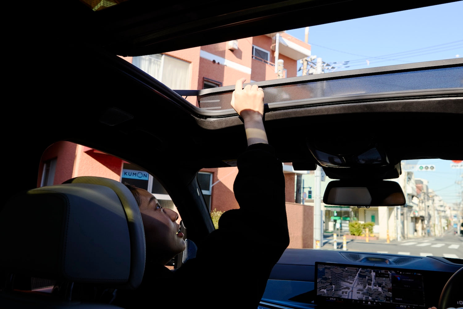 The front can be opened, but of course it is strictly forbidden to stick your face out.