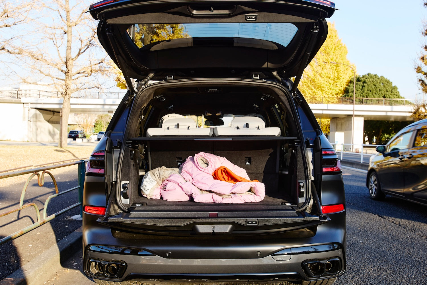 The trunk space is 750 liters under normal circumstances, but can be expanded to a maximum of 2210 liters by folding down the rear seats.