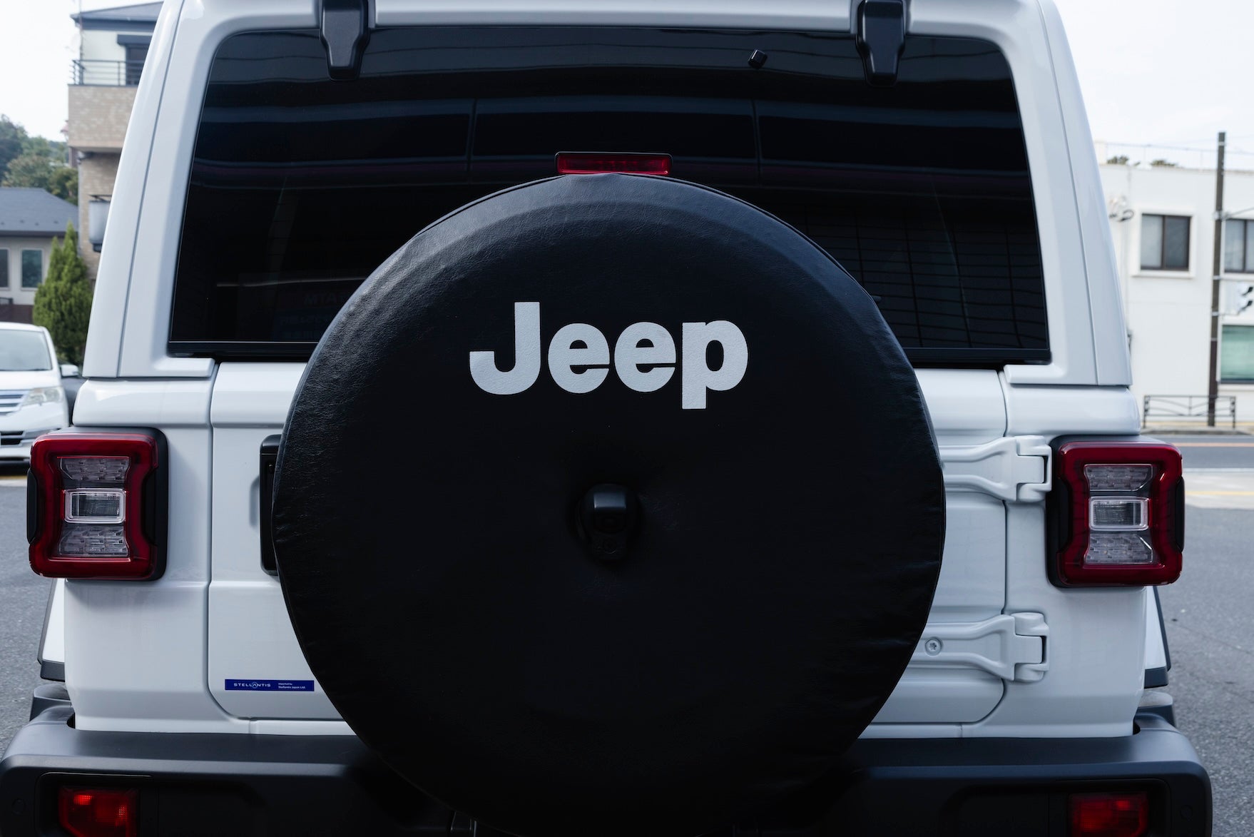 The rear tire of the Wrangler is a must-have. The cover is of course removable, so you can arrange it however you like.