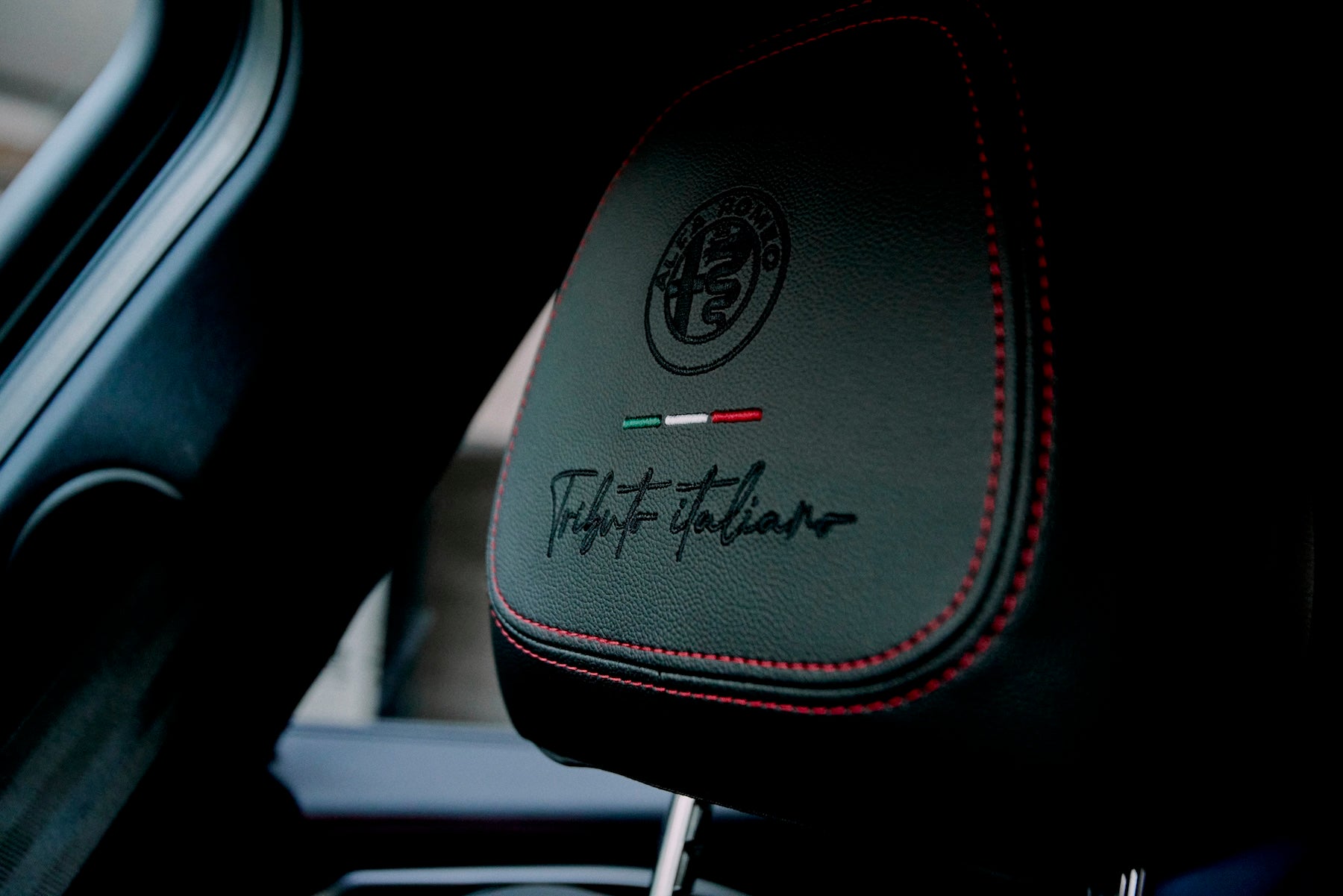 Headrests embroidered with the 