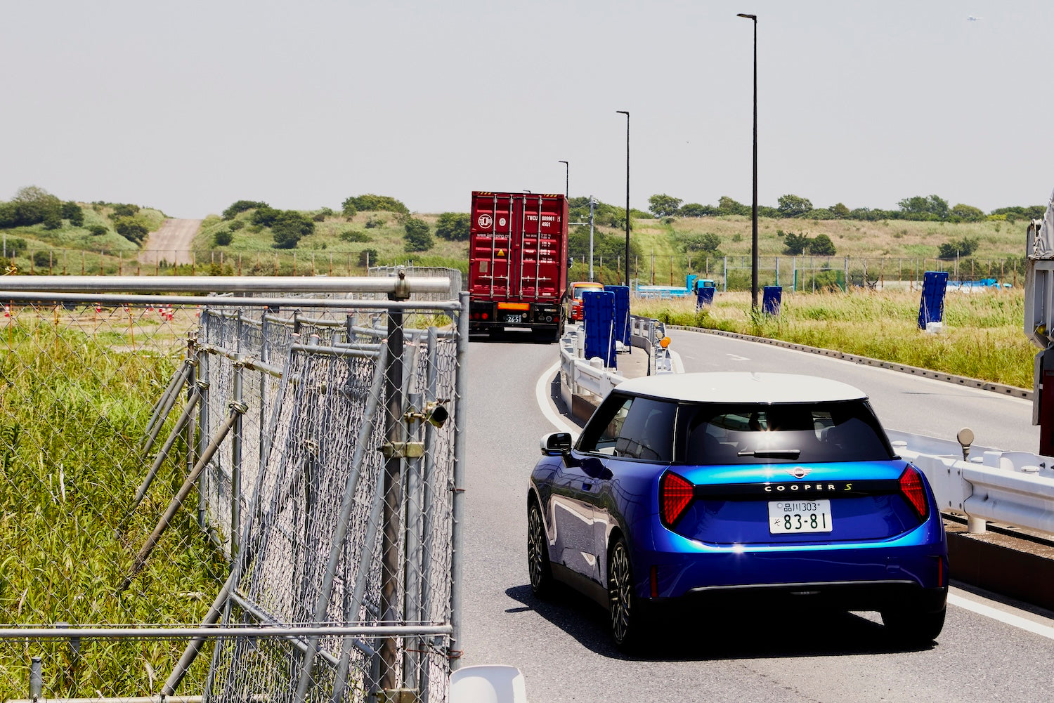 The front lights are round, while the rear lights are triangular.