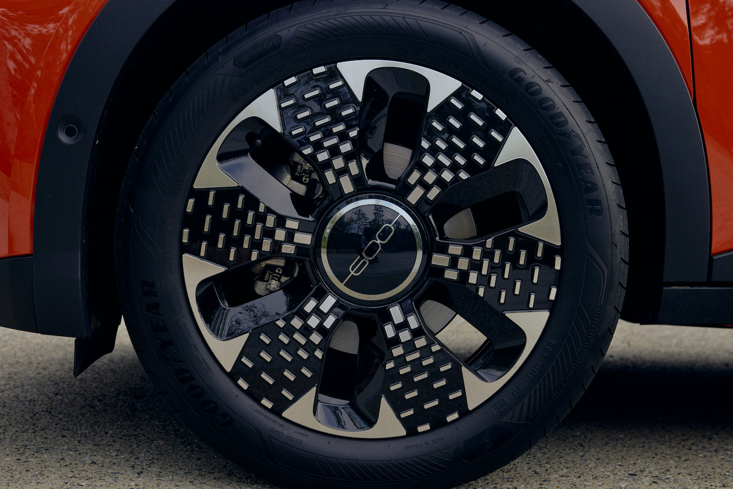 The 600e is equipped with stylish aluminum wheels with a unique design that catches your eye.