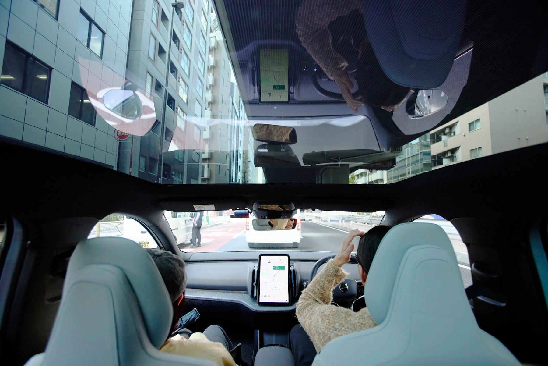 Almost the entire roof is made of glass, allowing the sky to extend above the rear seats, creating an overwhelming feeling of openness.