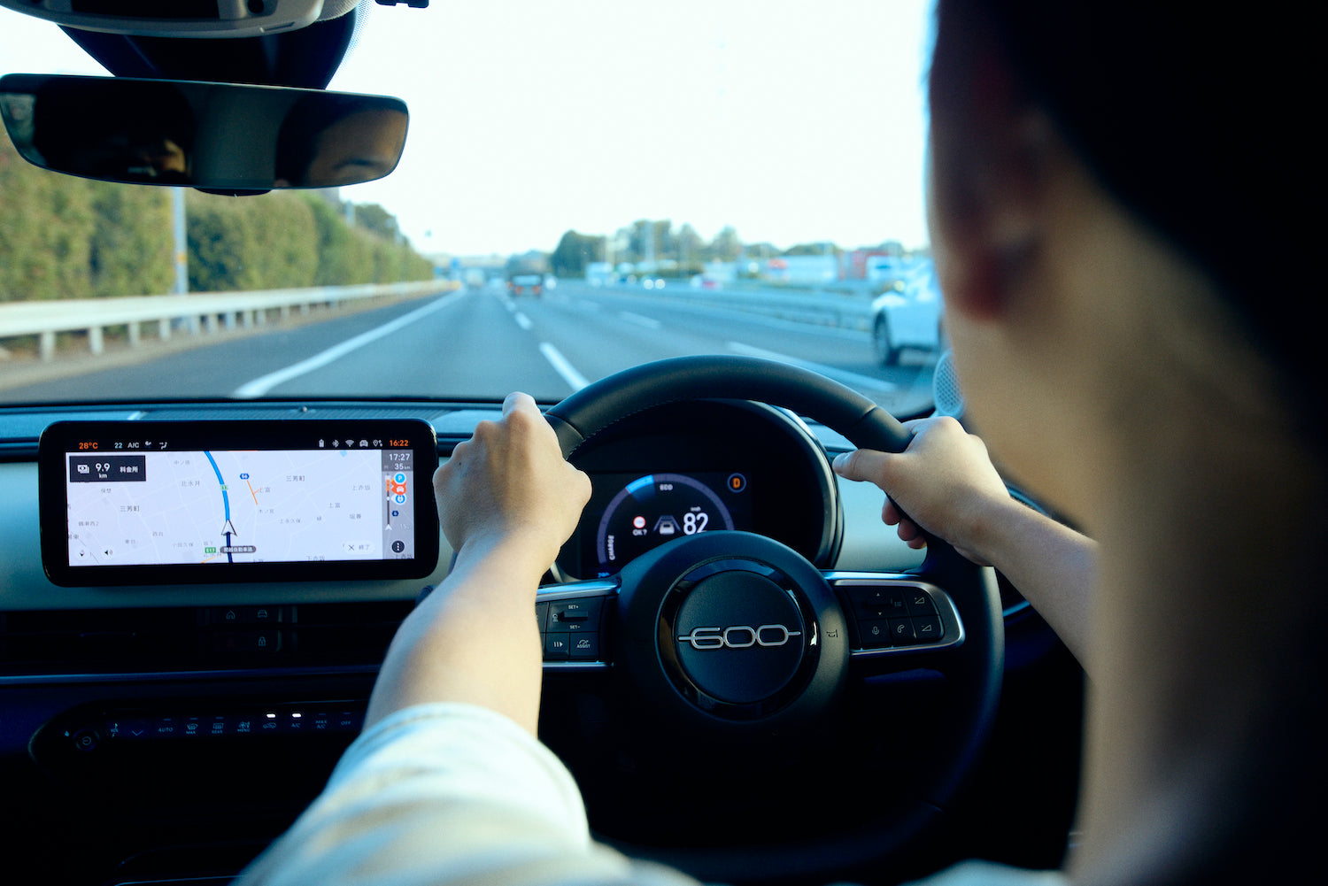 The two-spoke leather-look steering wheel pays homage to the Nuova 500. Audio and other controls are also at your fingertips.