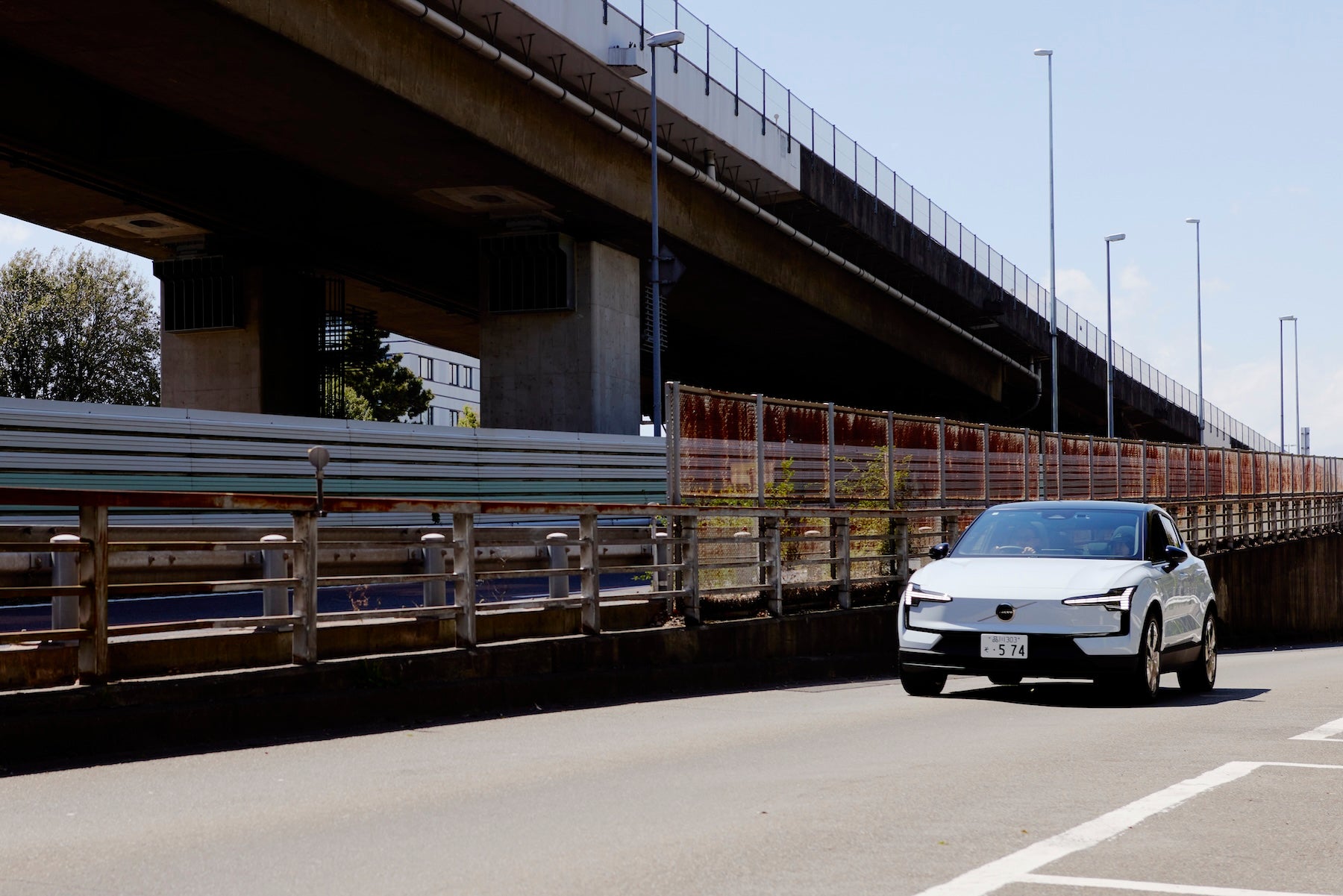 Equipped with Lane Change Assist, which supports lane changes. When the turn signal is turned on while Pilot Assist is in operation, it automatically recognizes sufficient space and timing and assists in safe lane changes.