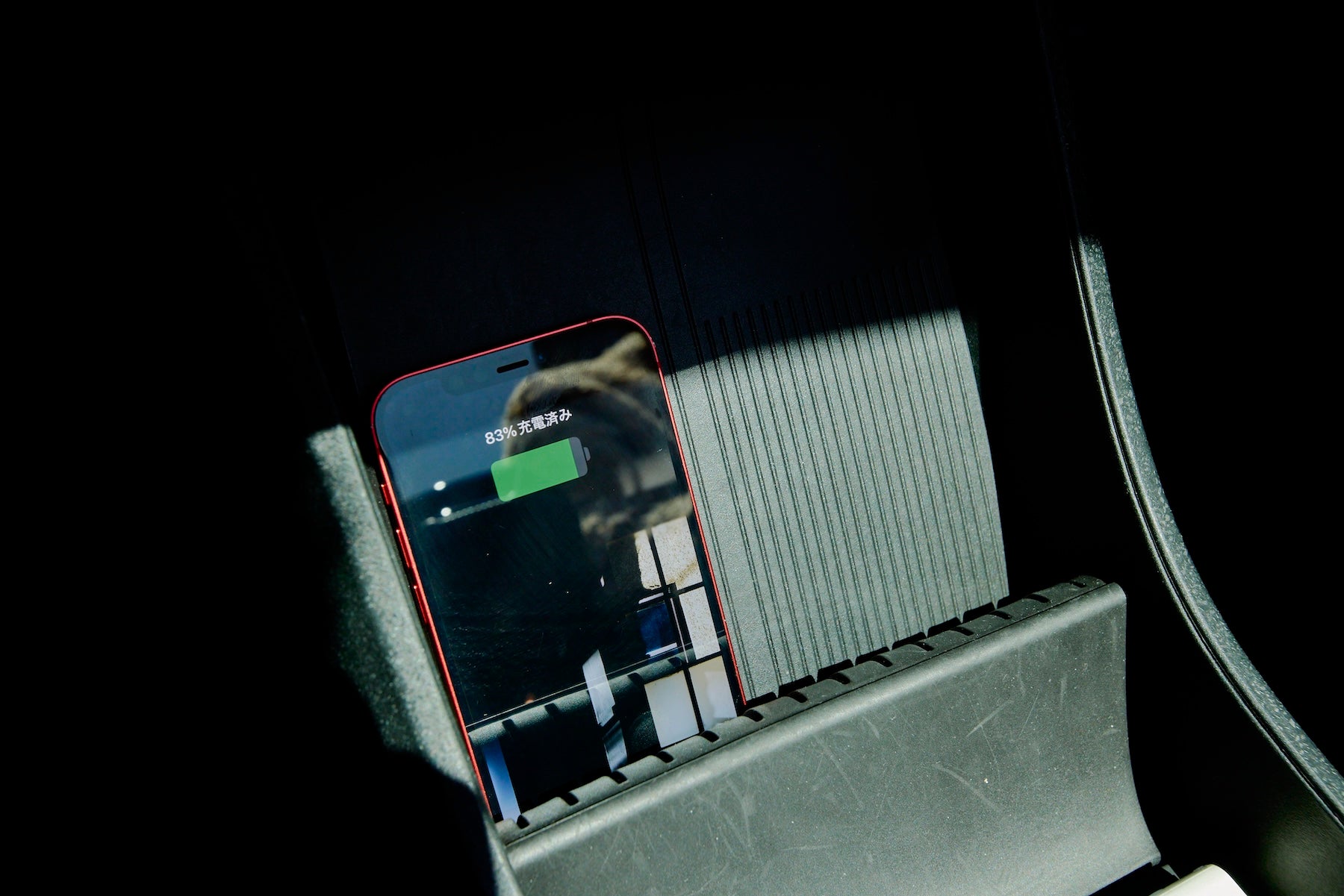 The bottom center is equipped with a pocket for charging your smartphone just by placing it in it.