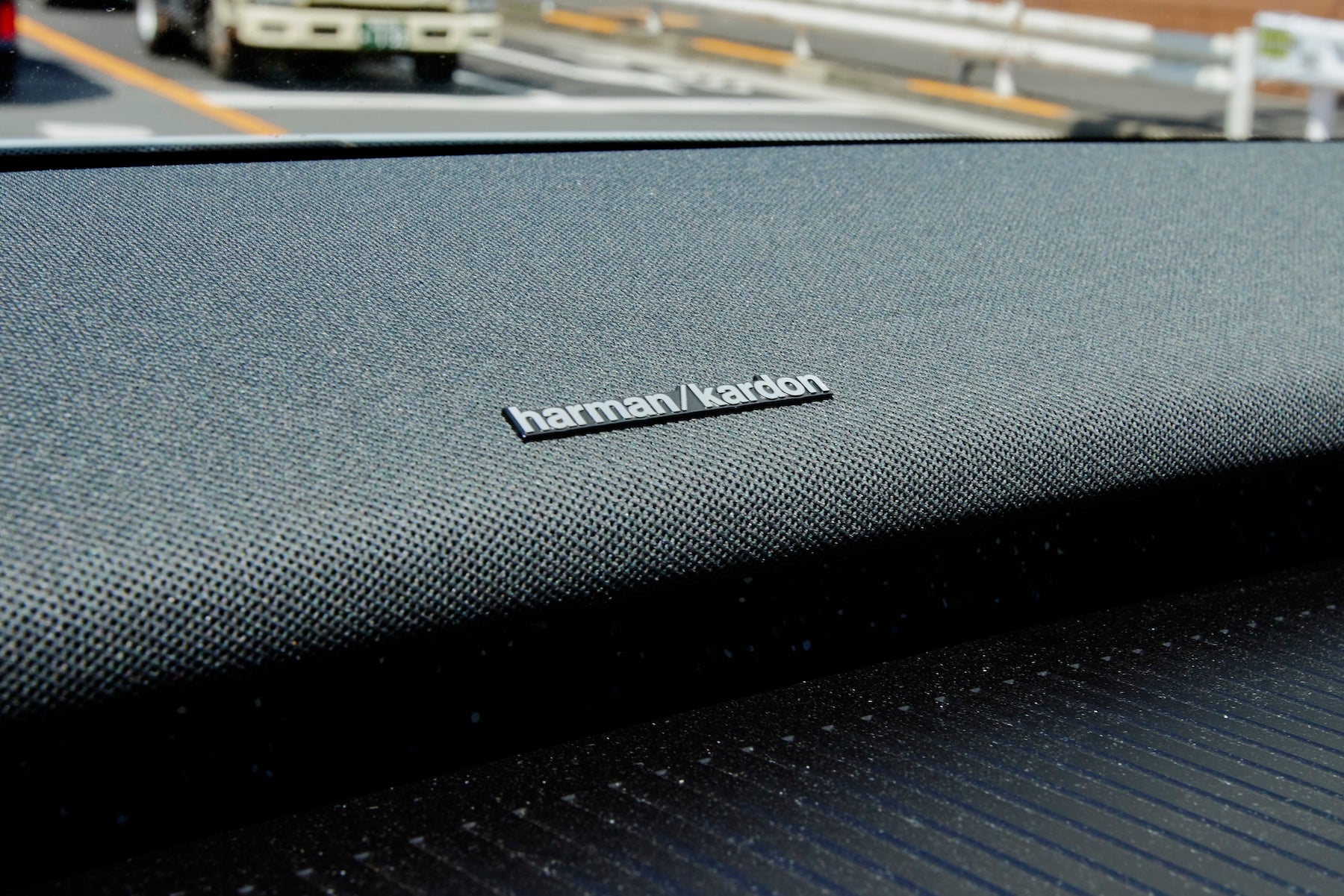 The Harman Kardon soundbar is inspired by home audio, providing an overwhelming sense of realism that envelops the entire body.