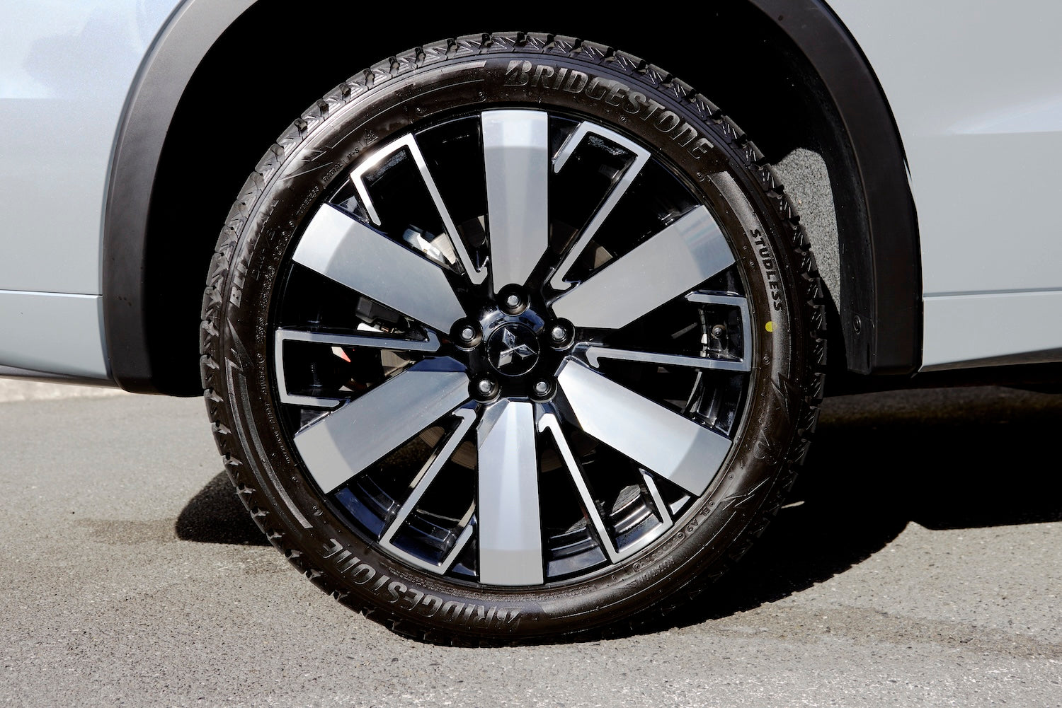 The 20-inch aluminum wheels have a two-tone machined shiny finish, giving off a unique shine when driving.