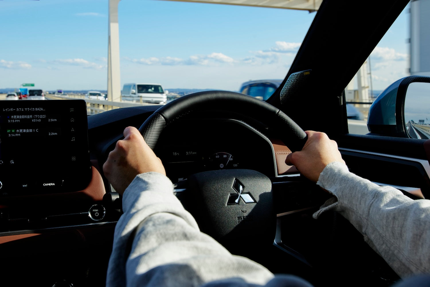 The genuine leather steering wheel has excellent grip and is heated, making driving comfortable even on cold days.