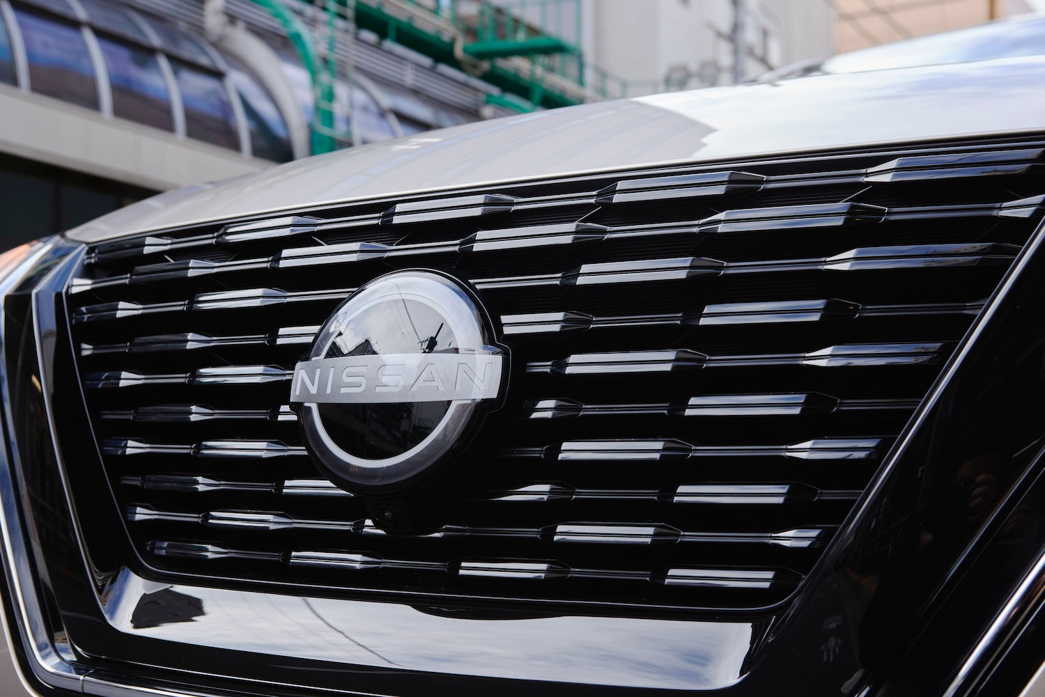 Like the wheels, the front view has a unique design and its appearance changes depending on the viewing angle.