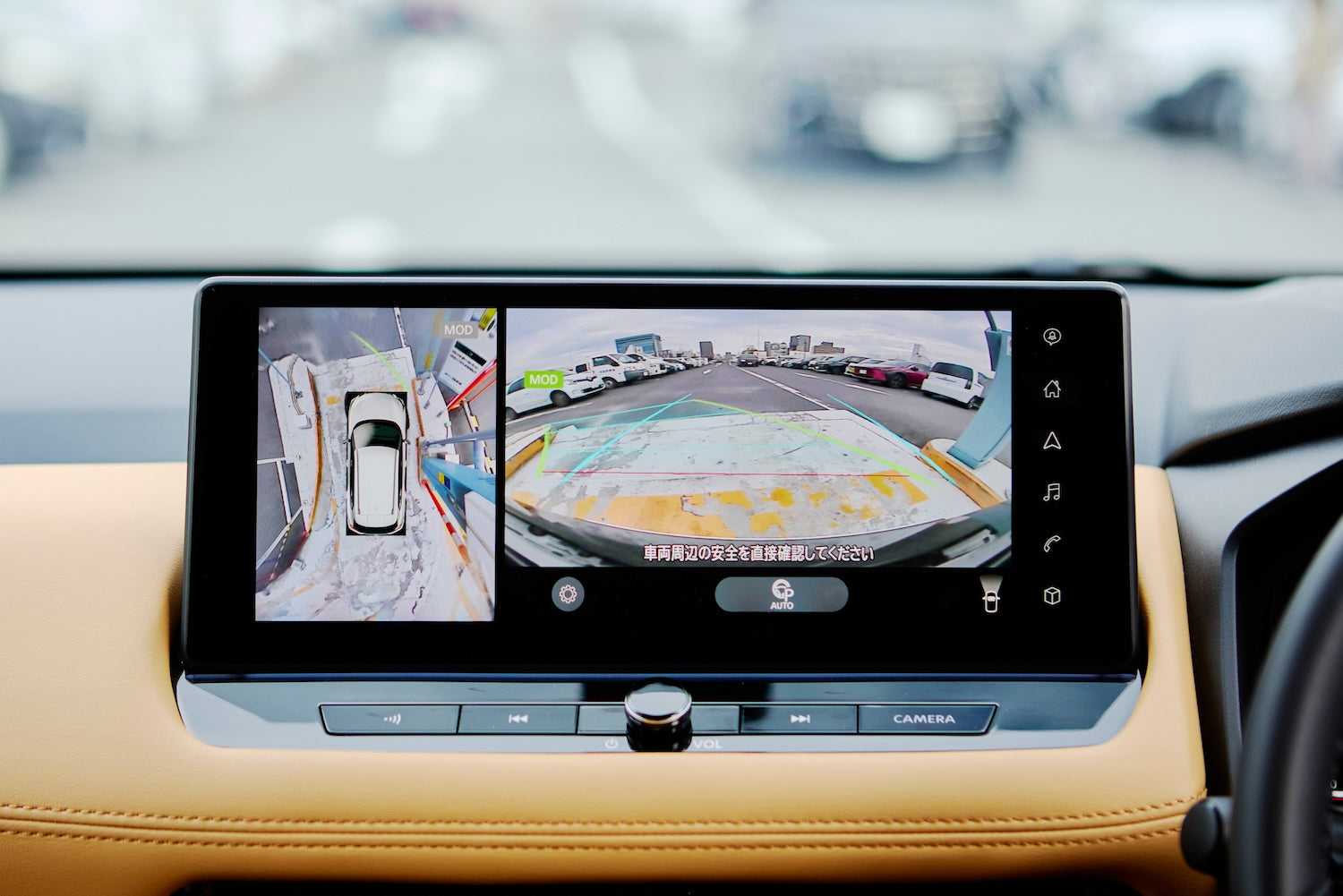 The navigation system uses a 12.3-inch wide display. When backing up, images from the rear and above are displayed.