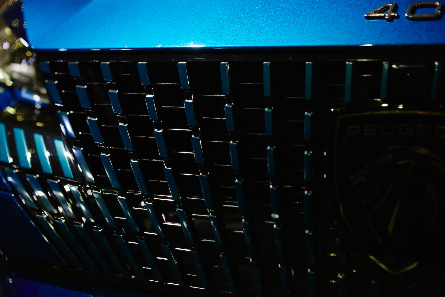 The dynamic frameless grille features the familiar lion emblem.