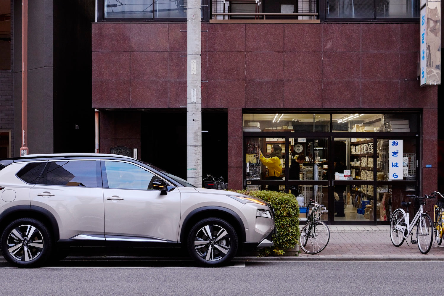 A sophisticated new SUV design whose appearance changes beautifully with the changing sunlight.