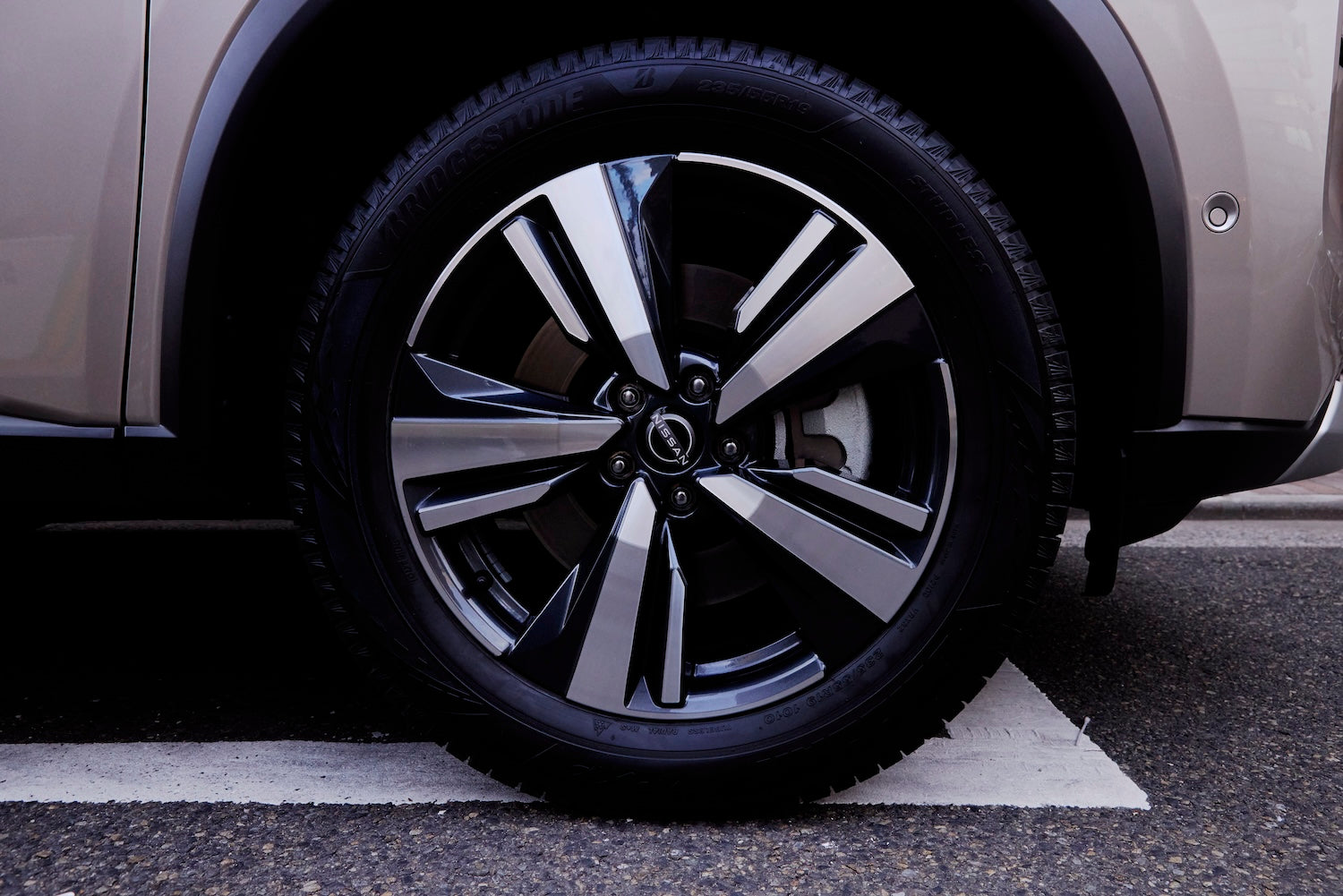 19-inch aluminum wheels with unique cut that creates a luxurious look.