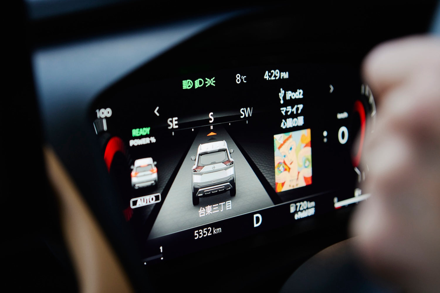 A 12.3-inch colour display with an enhanced mode that allows navigation and driving assistance information to be displayed in a larger size.