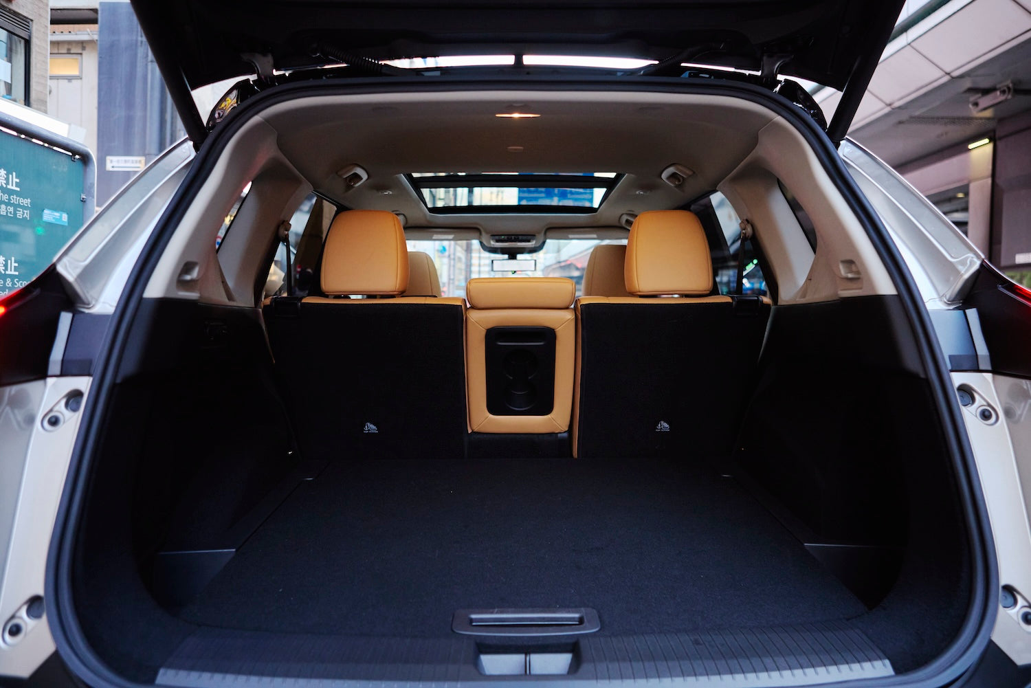 The luggage compartment has a wide space between the wheelhouses, making it easy to load large items, and the luggage compartment capacity is 575 liters, which is top-of-its-class level.